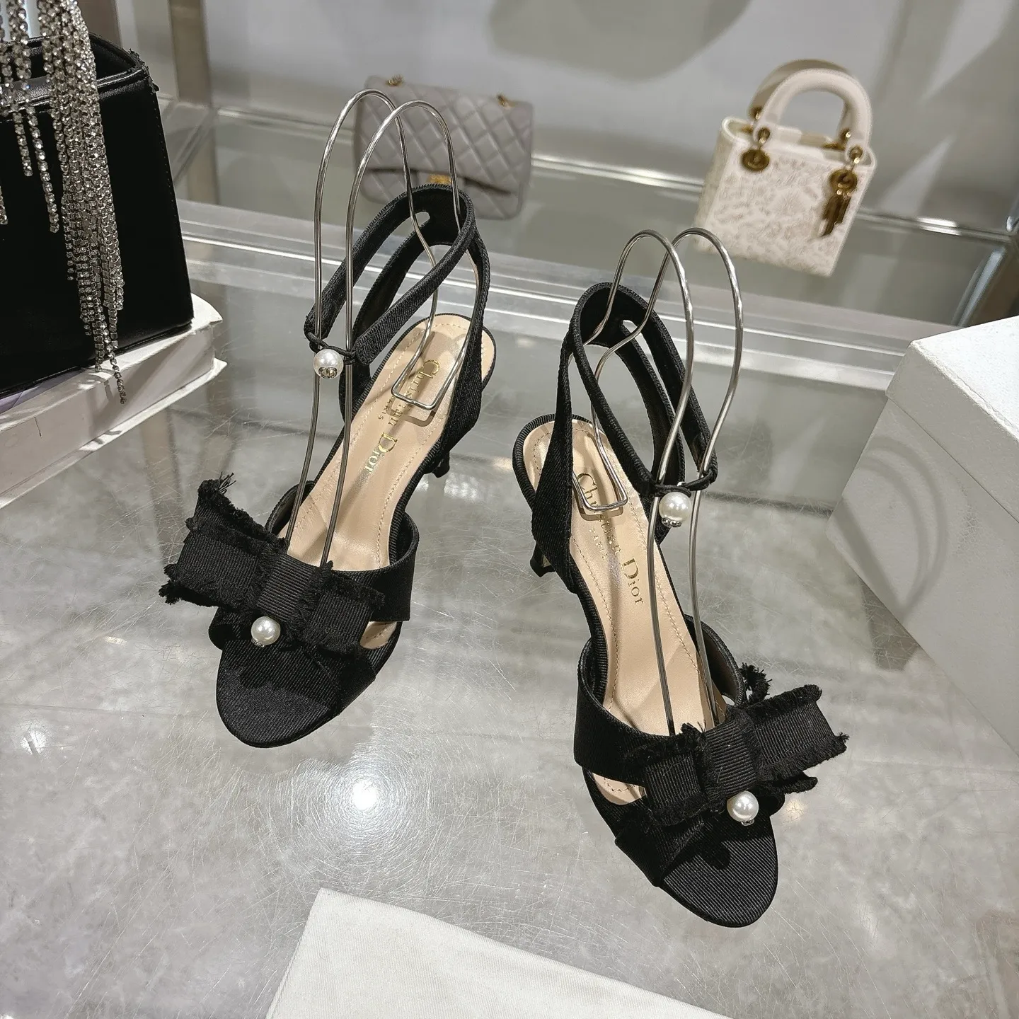 👟👟Ex-factory price 520👟👟 🎆Fringed webbing women's shoes Dior Dior 2024 spring and summer catwalk new Adiorble women's shoes CD star's same fashion tassel bow square head pearl letter logo hardware buckle high-heeled hollow sandals The top high-end version on the market Upper: original customized tassel grosgrain Lining: sheepskin lining foot pad Outsole: Italian leather outsole Heel height: 8.5cm Size: 34-41 (34.40.41. Customization is non-refundable)